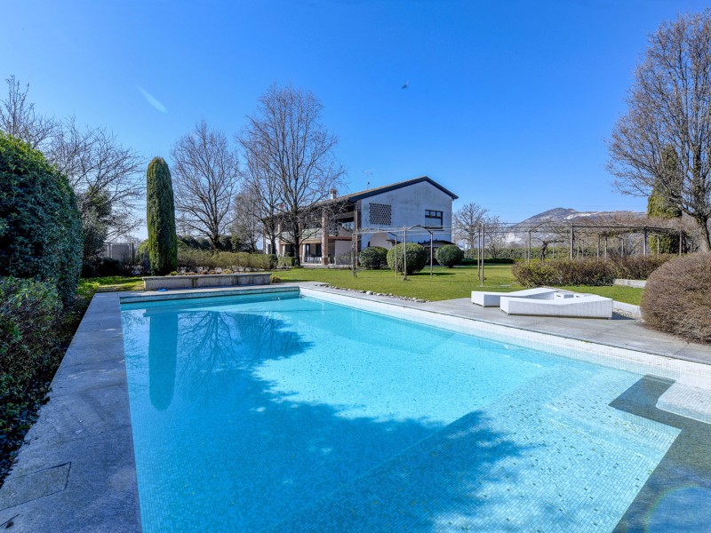 CASALE DI PRESTIGIO CON PARCO E PISCINA