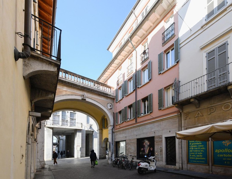 Facciata appartamenti ingresso e negozio via P. Bevilacqua
