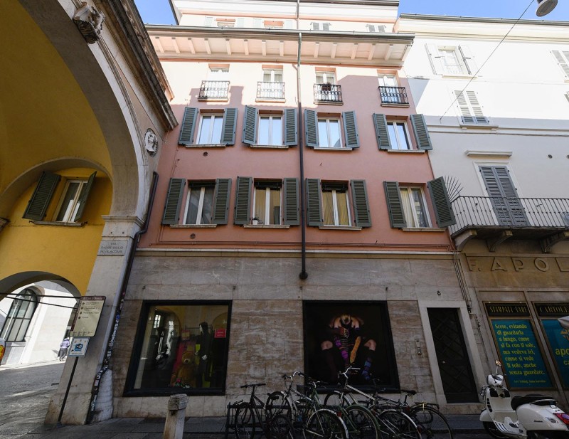 Facciata appartamenti , ingresso e negozio  via P. Bevilacqua
